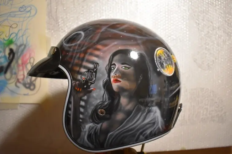Aerografo Casco con il disegno di un Gangster