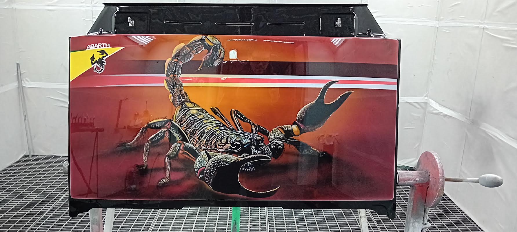 Il simbolo pungente sul tettuccio di una 500 Abarth fatto con l'aerografia